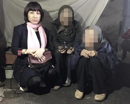 Lúc chưa bị bắt, vợ Đường Nhuệ là một nhân vật khá thường xuyên làm những hoạt động từ thiện.