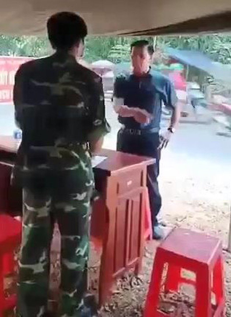 Phó Chủ tịch HĐND không đeo khẩu trang, văng tục, phản ứng chốt kiểm dịch COVID-19 - 1