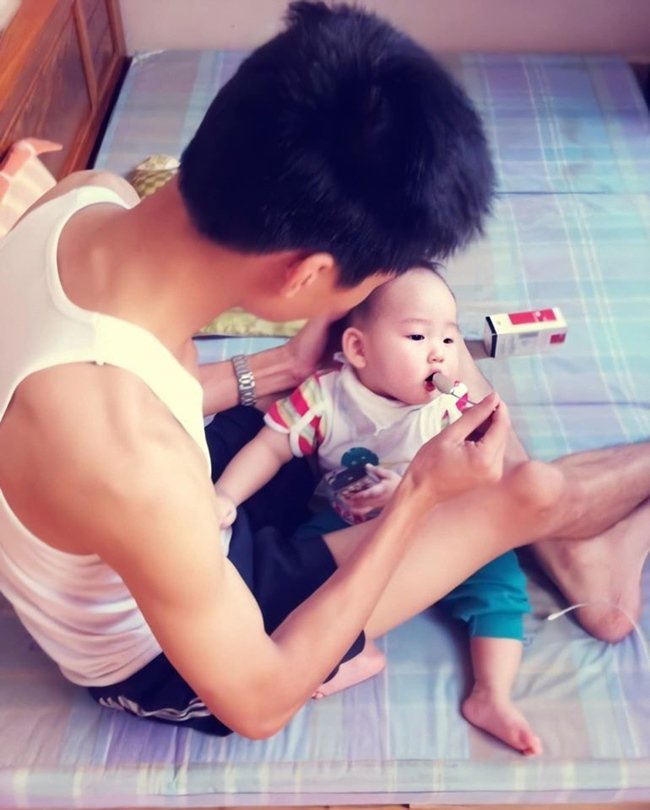 Ảnh hiếm của con trai Bảo Thanh thuở lọt lòng: Đeo nơ hồng, được bố lóng ngóng cho ăn bột - 2