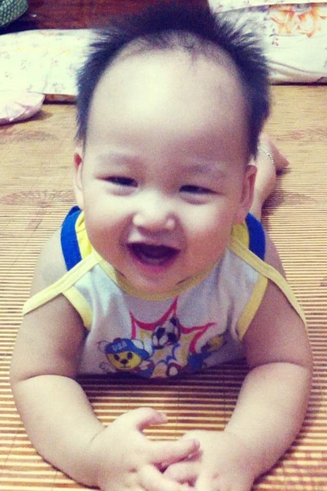 Ảnh hiếm của con trai Bảo Thanh thuở lọt lòng: Đeo nơ hồng, được bố lóng ngóng cho ăn bột - 11