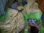 Làm mẹ - Bé trai mẫu giáo phát ra tiếng kì lạ lúc ngủ ở trường, cô giáo giật mình khi mở chăn