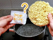 Bếp Eva - Nấu mì tôm, cho mì hay gói gia vị vào trước, nhiều người làm sai nên không ngon