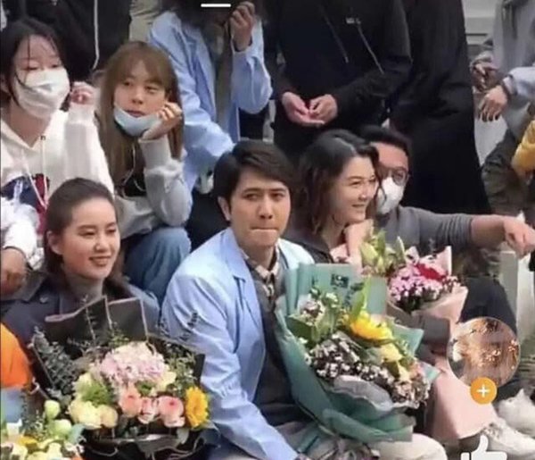 Nhan sắc amp;#34;ái phiamp;#34; của Ngô Kỳ Long: Ảnh chụp vội khác hoàn toàn trên tạp chí - 2