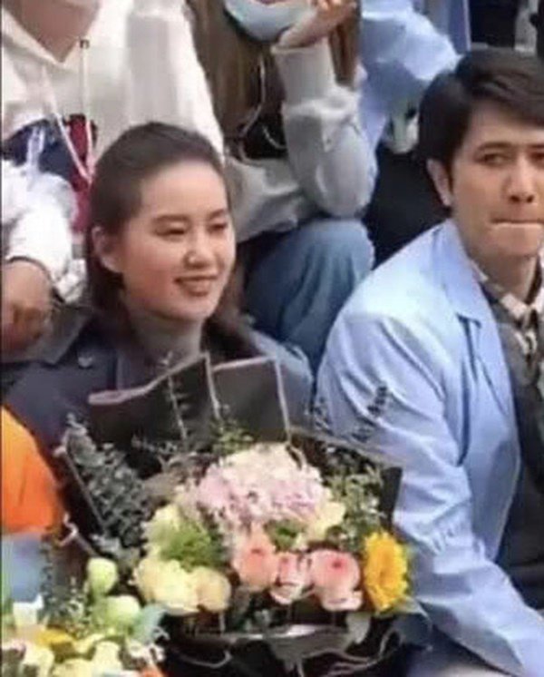 Nhan sắc amp;#34;ái phiamp;#34; của Ngô Kỳ Long: Ảnh chụp vội khác hoàn toàn trên tạp chí - 3