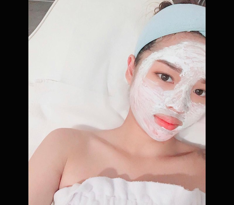 Aley Nguyễn những khi rảnh rỗi cũng thường spa tại nhà như dưỡng da, tẩy tế bào chết hoặc đắp mặt nạ để giúp làn da thêm khỏe và hồng hào hơn. 
