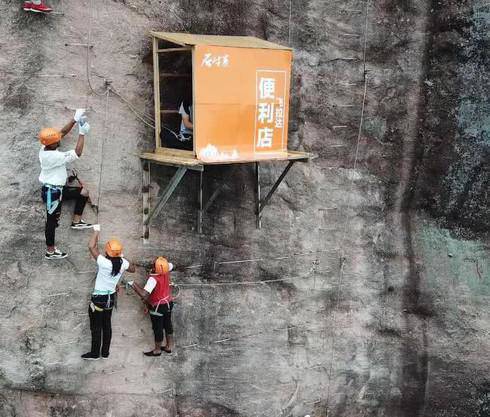 amp;#34;Độc nhất vô nhịamp;#34; cửa hàng trên vách đá bán nước cho du khách leo lên núi - 2