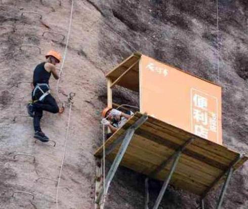 amp;#34;Độc nhất vô nhịamp;#34; cửa hàng trên vách đá bán nước cho du khách leo lên núi - 3