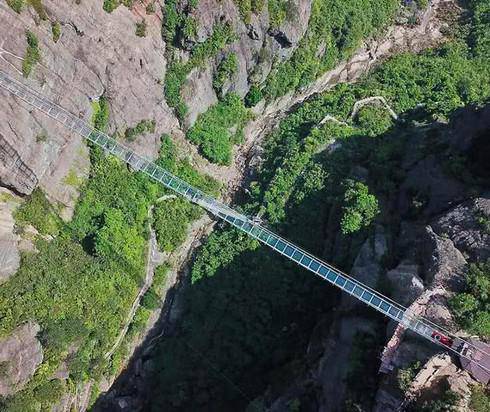 amp;#34;Độc nhất vô nhịamp;#34; cửa hàng trên vách đá bán nước cho du khách leo lên núi - 1