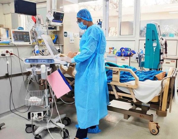 Sau 1 ngày âm tính, phi công mắc COVID-19 nặng dương tính trở lại, tình trạng bệnh xấu hơn - 1