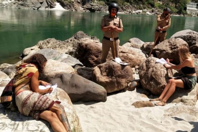 Những hình phạt amp;#34;bá đạoamp;#34; nhất mùa COVID-19: Chép phạt lời xin lỗi 500 lần, xây mộ dọa dân - 1