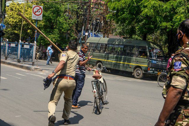 Những hình phạt amp;#34;bá đạoamp;#34; nhất mùa COVID-19: Chép phạt lời xin lỗi 500 lần, xây mộ dọa dân - 2