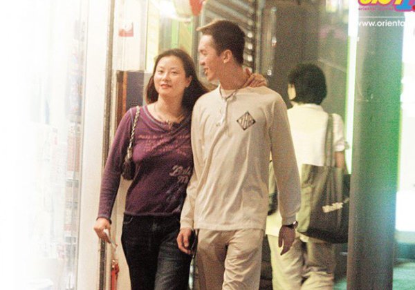 Sống cùng lúc với 3 bà amp;#34;vợamp;#34;, tài tử TVB phải chia ca để chăm từng bà - 4