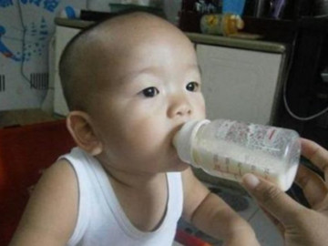 Con chê sữa mẹ pha nhưng uống sữa của bà thun thút, mẹ bí mật nếm thử giận tím người