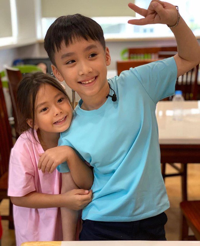 Dân mạng amp;#34;đổ gụcamp;#34; trước loạt ảnh con gái Đoan Trang ôm cứng con trai Tiến Luật mọi nơi - 2