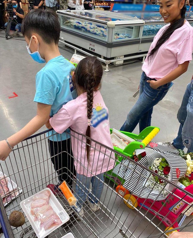 Dân mạng amp;#34;đổ gụcamp;#34; trước loạt ảnh con gái Đoan Trang ôm cứng con trai Tiến Luật mọi nơi - 1