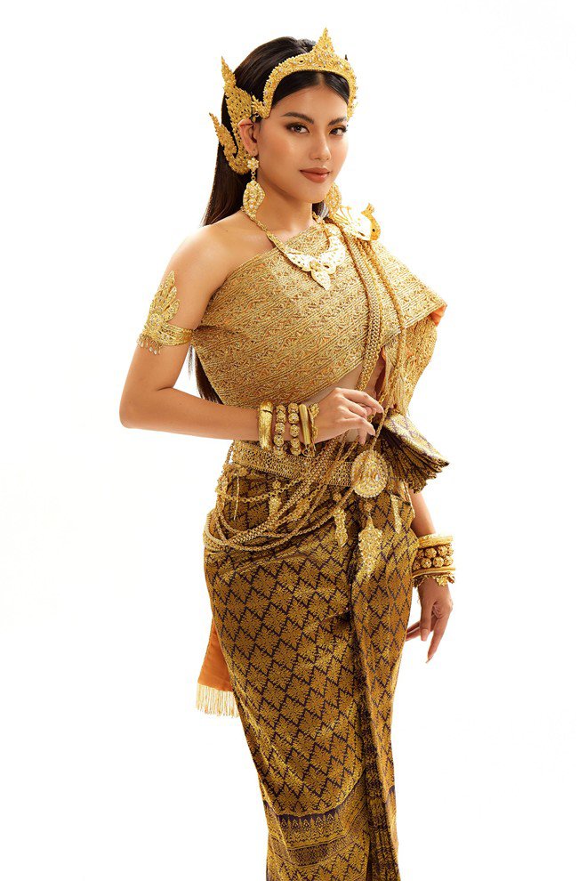 Diễn viên Ly Na Trang diện trang phục dân tộc mạ vàng đón Tết cổ ...