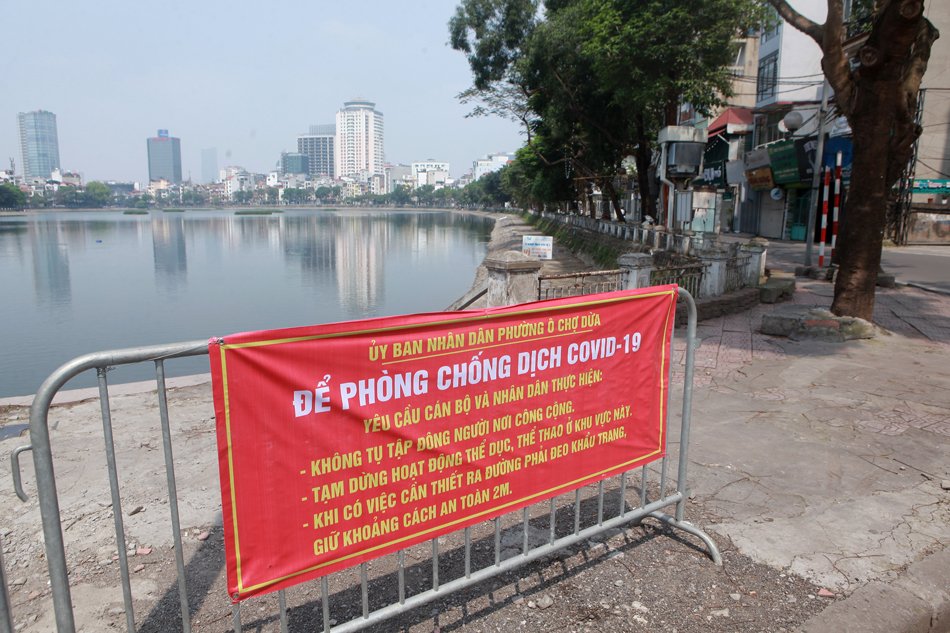 Các công viên ở Hà Nội vẫn cấm người dân vào tập thể dục (hình ảnh biển cấm đặt tại hồ Hoàng Cầu)