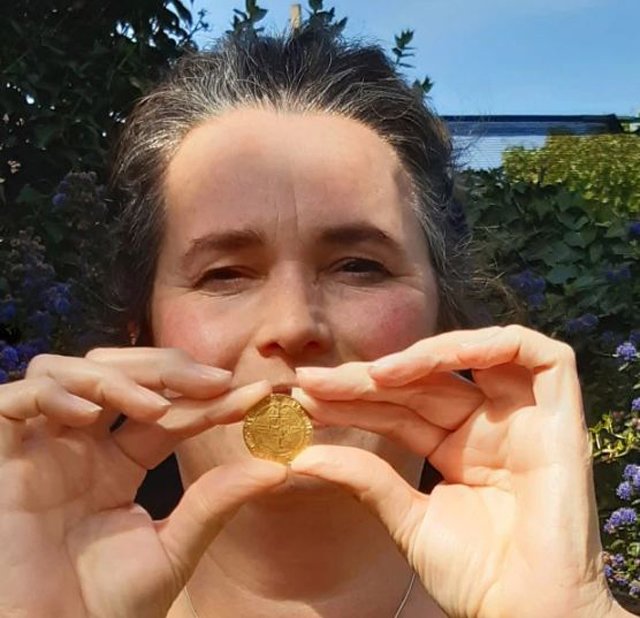 Buồn chán nên lôi máy dò kim loại ra thử, người phụ nữ vỡ oà khi thấy thứ trong vườn - 3