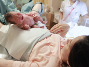 Bà bầu - Cẩn thận chọn tinh trùng "xịn" lấy giống mang bầu, cặp đôi bàng hoàng khi nhìn mặt con