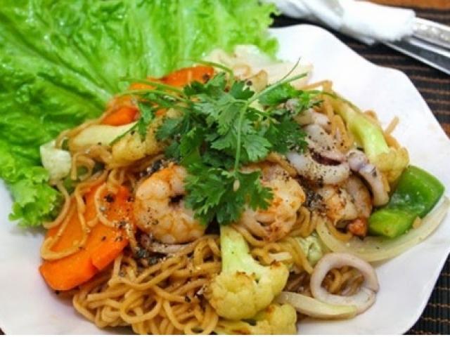 2 cách làm mì xào hải sản ngon tại nhà đơn giản 