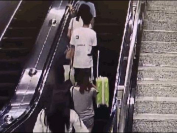 Bị sàm sỡ, cô gái thẳng tay tát vào mặt kẻ biến thái rồi lôi đến đồn cảnh sát
