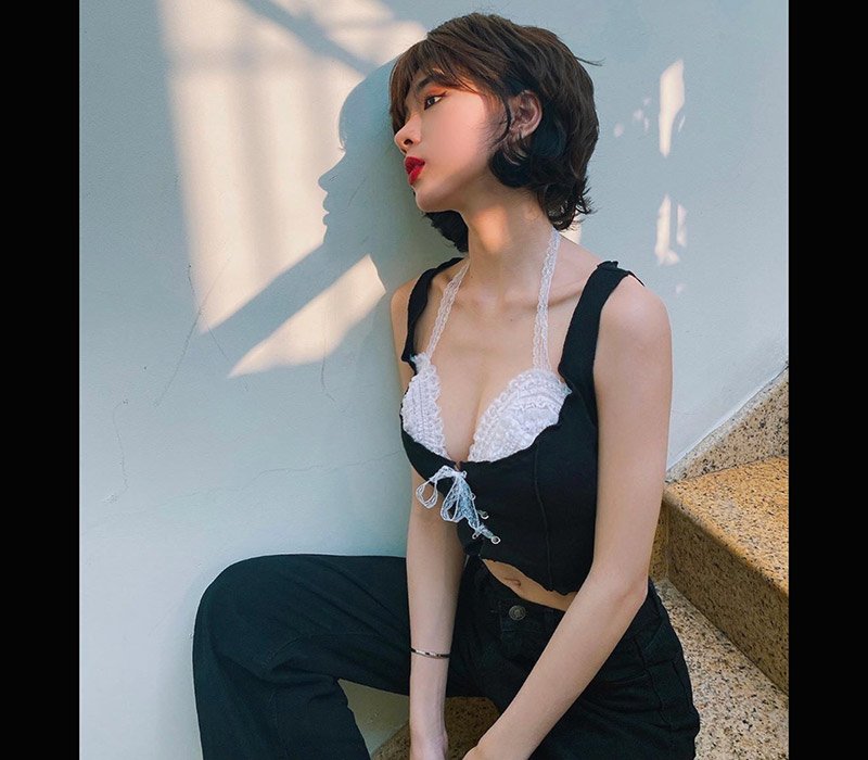 Với vẻ đẹp ngọt ngào ngây thơ như những idol Kpop, cô nàng hot girl trà sữa nhận được sự chú ý của nhiều hãng thời trang, quảng cáo trên mạng xã hội.
