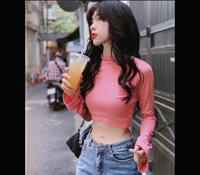 Cô nàng hot girl này có tên là Mai Phương Ngân sở hữu vòng eo nhỏ nhắn đầy thu hút cùng với một thân hình tuyệt mỹ làm mọi người liên tưởng đến hình tượng của Ngọc Trinh. 
