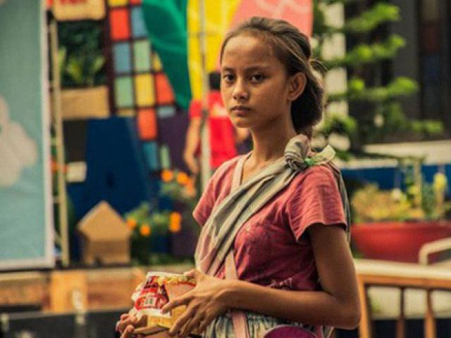 Đổi đời nhờ một bức ảnh chụp trộm, cô bé ăn xin từng gây bão MXH giờ ra sao?