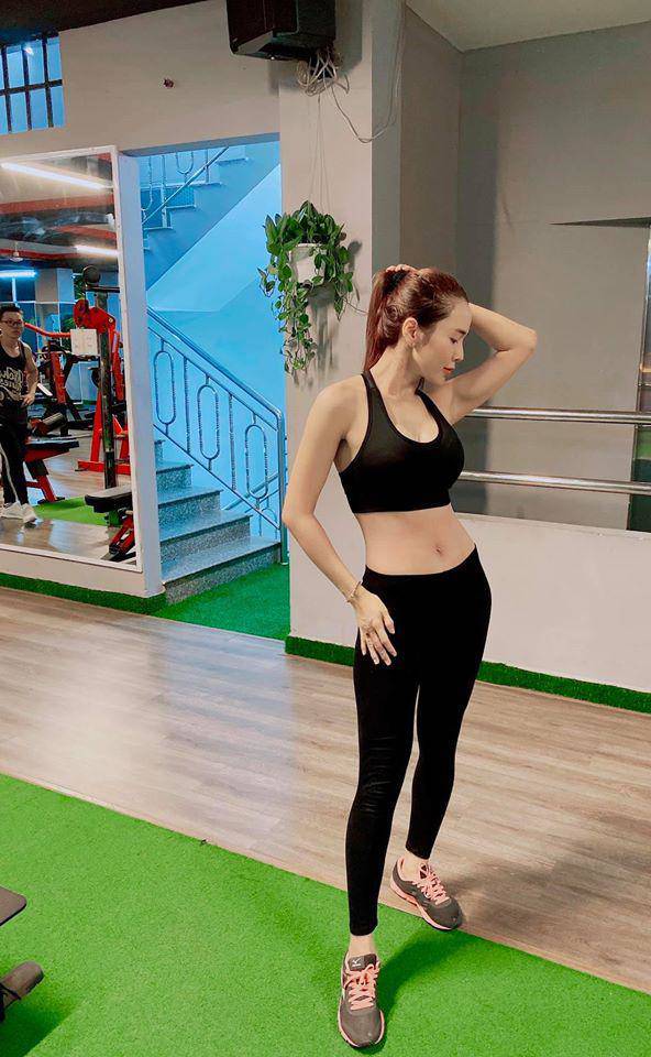 Bà xã Ưng Hoàng Phúc khoe dáng gợi cảm trên MXH, nói là mẹ ba con chắc chẳng ai tin - 6