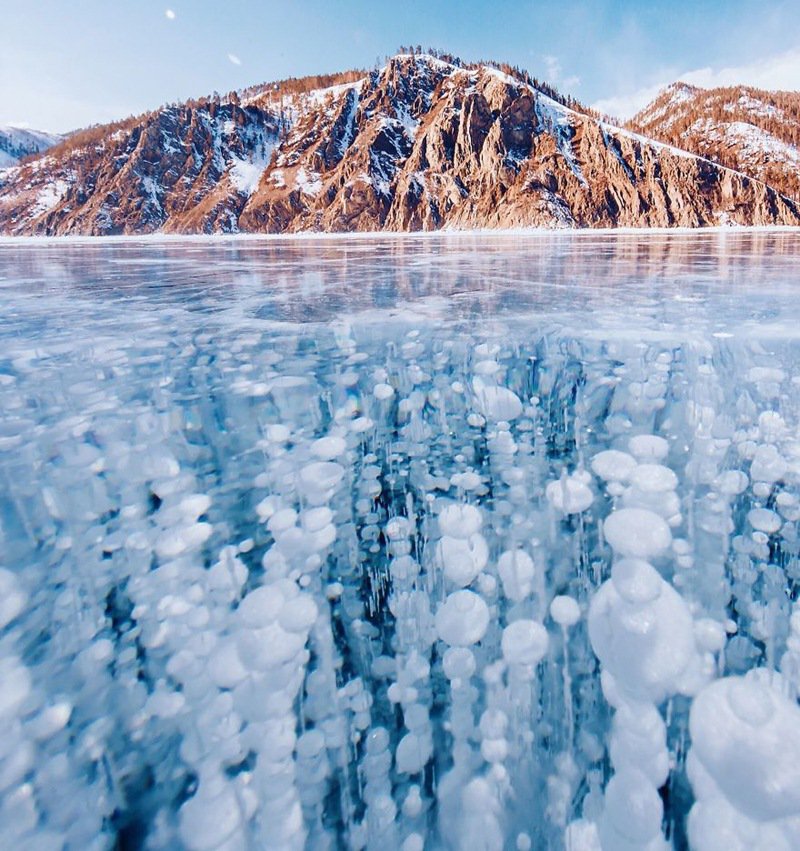Trong nhiều năm, cô đã đi du lịch để ngắm băng của hồ sâu nhất thế giới - Baikal.
