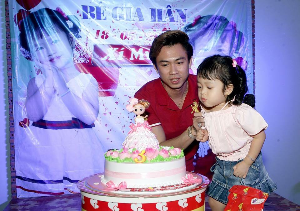 Có nhà và xe tiền tỷ, amp;#34;ông hoàng triệu viewamp;#34; phải dè sẻn từng đồng đi chợ nuôi con - 4