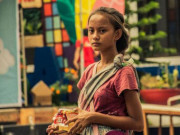 Tin tức - Đổi đời nhờ một bức ảnh chụp trộm, cô bé ăn xin từng gây "bão" MXH giờ ra sao?