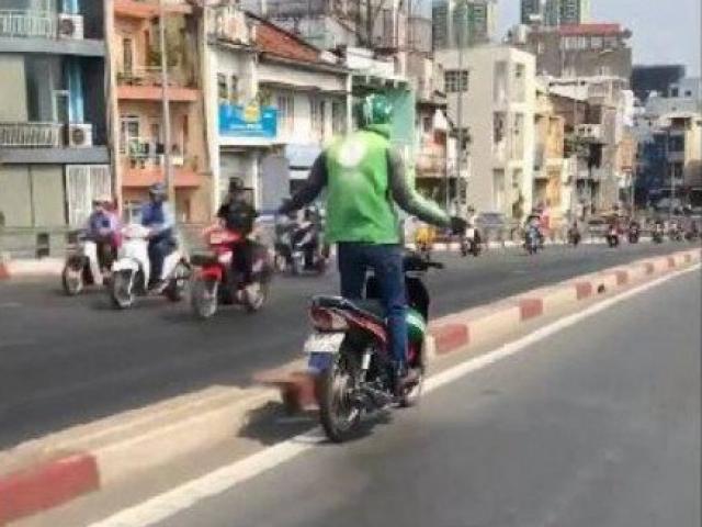 Thanh niên mặc áo Grab thả 2 tay, phóng xe máy như gió trên đường ở TP.HCM