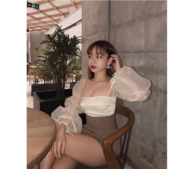 Trần Nhã Ca được biết tới là hotgirl 10X nhận được sự quan tâm lớn của cộng đồng mạng Việt. Được biết hiện tại, cô nàng đang là người mẫu ảnh kiêm chủ shop online.

