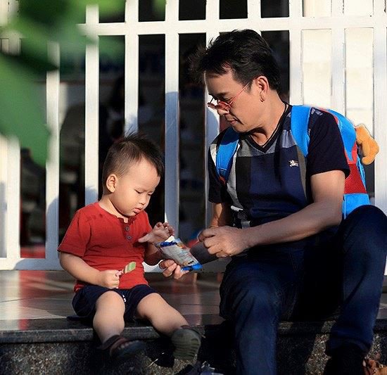 u80, nhac si duc huy van muon co con thu 6, hon vo tre kem 44 tuoi truoc mat con - 3