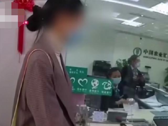 Đem sổ tiết kiệm 45 tỷ chồng tặng tới ngân hàng để rút, vợ phát hiện bí mật động trời