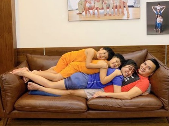 Gia đình MC Hoàng Linh bắt trend theo Đan Lê, 4 người nằm chồng lên nhau chụp ảnh