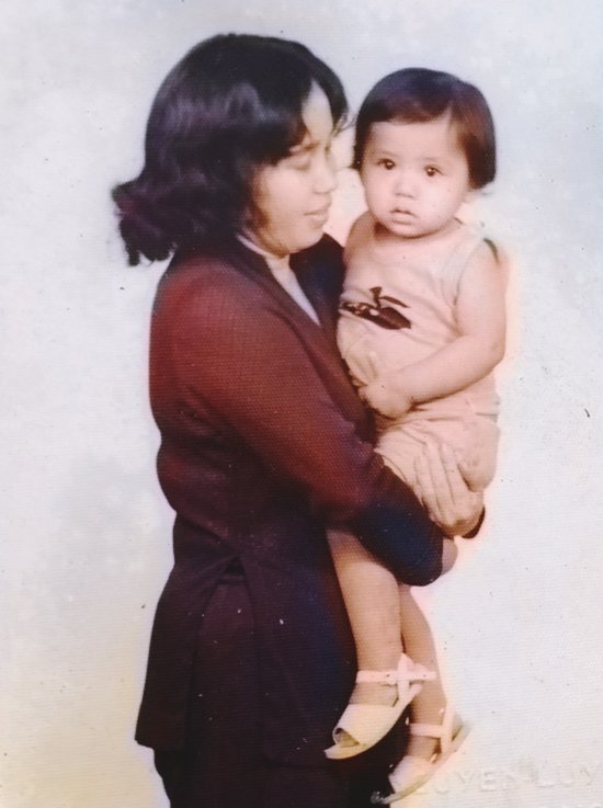 Sao Việt 24h: Rơi nước mắt với người mẹ amp;#34;không để con dốtamp;#34; của mỹ nhân Việt Trinh - 1