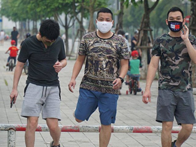 Người Hà Nội đổ xô ra đường trước ngày hết lệnh cách ly 22/4