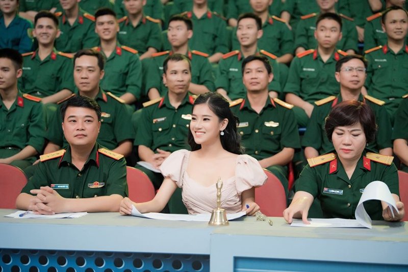 Mới đây tại chương trình "Chiến sĩ 20" đã có sự xuất hiện của một cô gái nhan sắc nổi bật, mặc váy điệu đà ngồi giữa các chiến sĩ.
