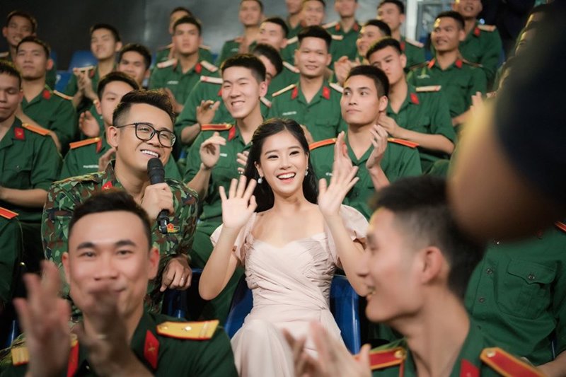 Nam MC còn hóm hỉnh: "Tôi định nhưng mà không thể... vì tôi không phải là chiến sĩ".
