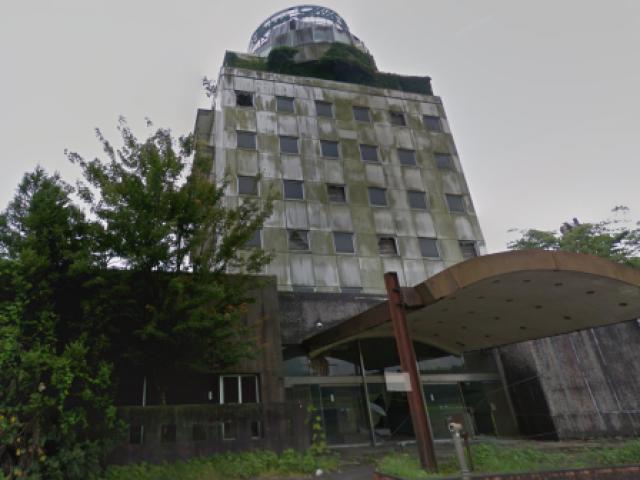 Bạo gan vào khách sạn ma bỏ hoang gần 30 năm, hai thanh niên kinh hãi khi lên tầng 6