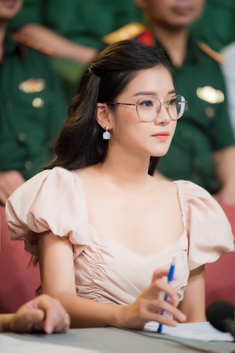 Góp mặt trong chương trình với vai trò giám khảo, Hoàng Yến tỏ ra lúng túng. Cô nói nếu hát thì cô sẵn sàng.
