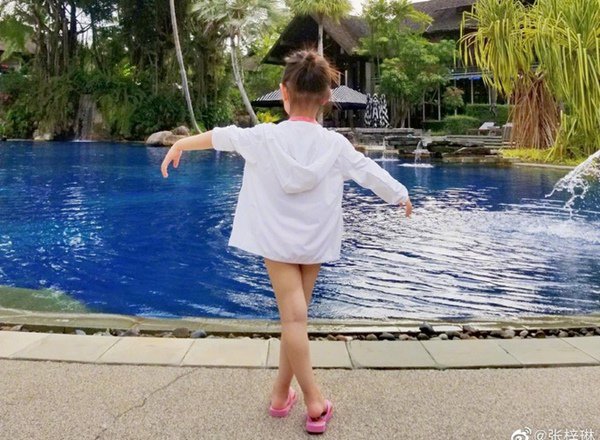 Lâu không xuất hiện, con gái HH Trung Quốc đẹp nhất thế giới 5 tuổi, đáng yêu như công chúa - 4