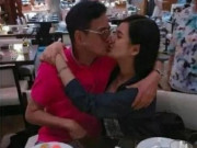 Làm mẹ - Nam diễn viên 63 tuổi hôn con gái 15 tuổi trong bữa ăn làm dân tình phải dậy sóng