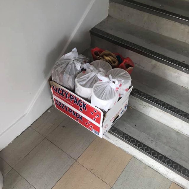 Nhận đơn hàng 16 suất mì, anh shipper sốc nặng khi đọc tờ giấy dán ở cửa nhà khách hàng - 1