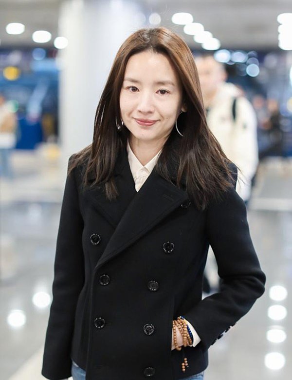 Sau tin giấu giếm chuyện tái hôn, Chúc Anh Đài tai tiếng Cbiz xuất hiện nhợt nhạt, mắt thâm quầng - 2