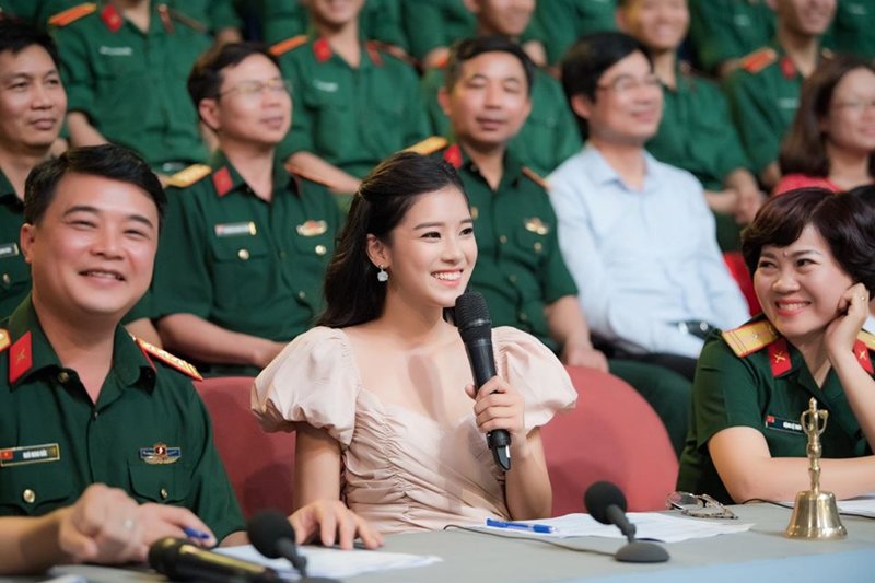 Ngoài MC Hoàng Linh, Đức Bảo và các chiến sĩ còn có nhiều khách mời nổi tiếng.
