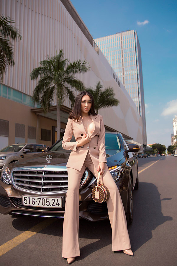 huynh thuy anh khoe anh street style, bien hoa lien tuc voi loat do hieu - 1