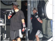 Giải trí - Quá yêu chiều bọn trẻ, Angelina Jolie còn cho Pax Thiên tập boxing tại nhà